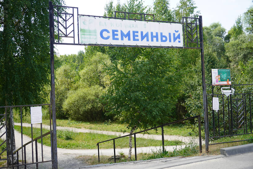 В пензенском сквере нет асфальтированных дорожек, только протоптанные тропинки