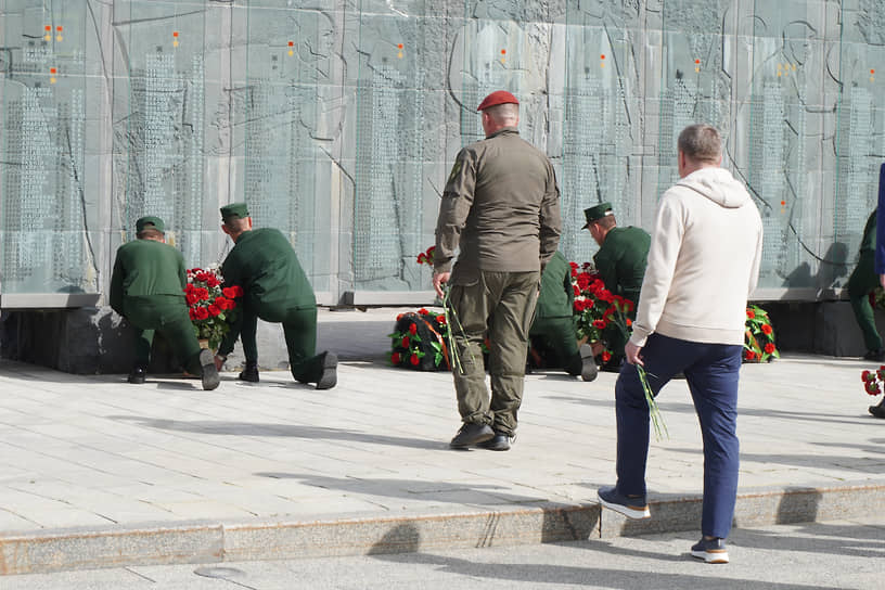 На открытии &quot;Гвардейца&quot; в Пензе официальные лица и представители команд возложили цветы к подножию стелы «Слава Героям»