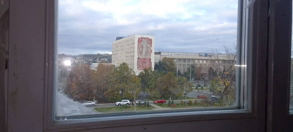 Из окна саратовского оперного театра, ремонт которого лег в основу одного из эпизодов дела Владимира Шевцова, виден правительственный квартал