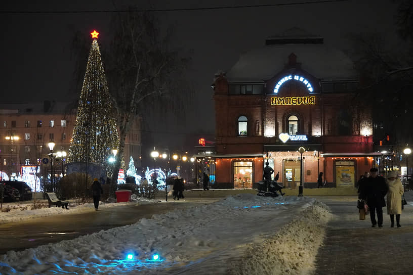 На Соборной площади находится живое новогоднее дерево, которое было привезено из-под села Пяша в 15 км от Пензы       