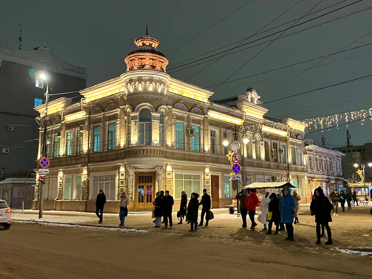 Дом Никитина на проспекте Столыпина светится ярче ближайших гирлянд