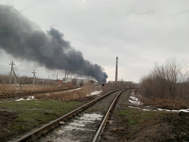 Рядом с горящим промобъектом в Энгельсе пролегают рельсы