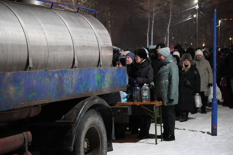 За святой водой выстроились длинные очереди