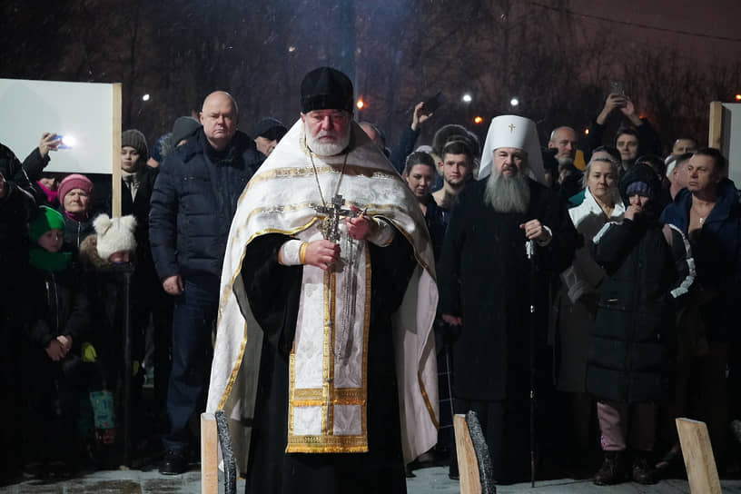 Великий водосвятный молебен возле подготовленной иордани совершил настоятель Покровского архиерейского собора Иоанн Яворский