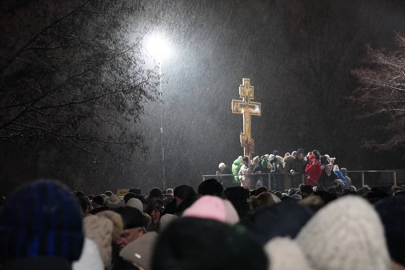 Верующих в Пензе Крещенская ночь встретила осадками