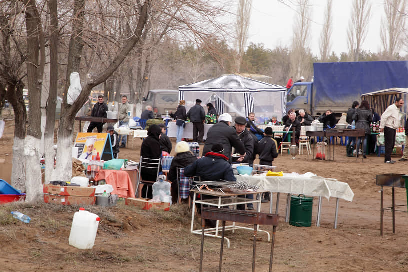 в 2011 году на Гагаринском поле в День Космонавтики работал фудкорт