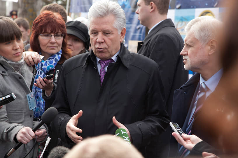 В 2011 году на День космонавтки саратовский губернатор и председатель Совфеда Сергей Миронов не постеснялись пообщаться с прессой