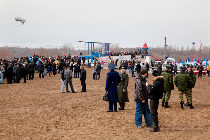 В 2011 году отпраздновать День космонавтики на Гагаринском поле решили в том числе люди в форме