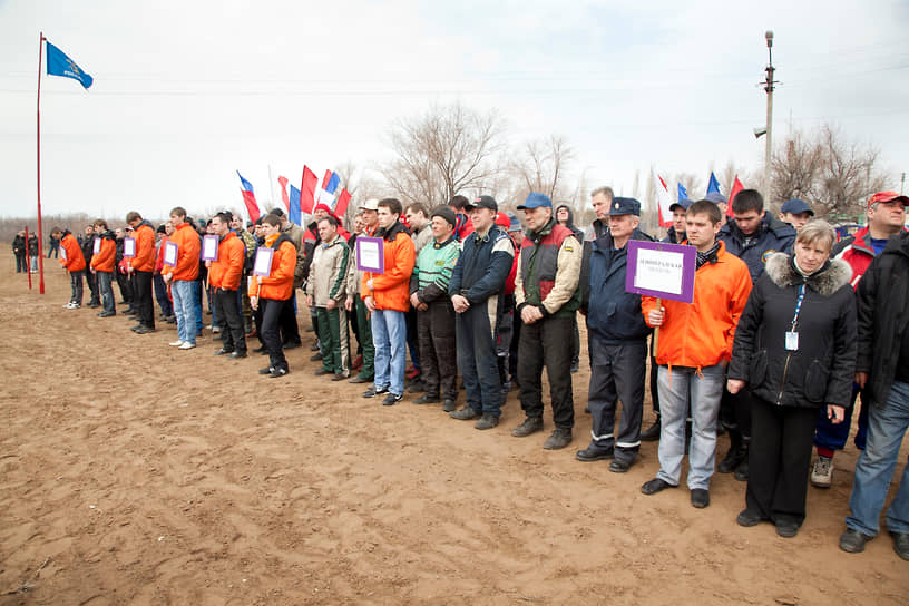 Организаторы празднования первого полета человека в космос построили гостей фестиваля, чтобы добавить торжественности