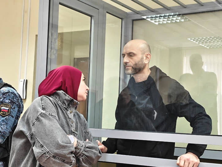 Сулейман н Гюнай Мустафаевы на суде по делу о детской потасовке в Изумрудном