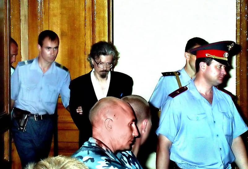 Эдуарда Лимонова вводят в зал заседания Саратовского областного суда во время первого открытого дня заседания