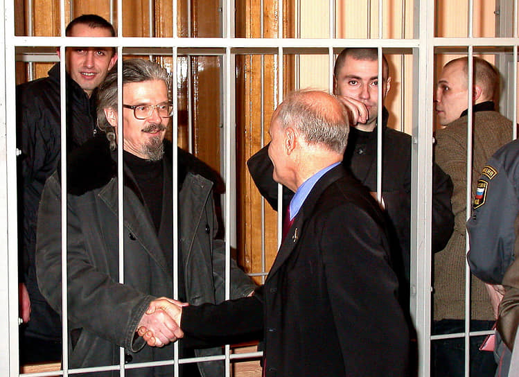 Эдуард Лимонов остался доволен приговором и после оглашения пожал руку адвокату Виктору Черепкову