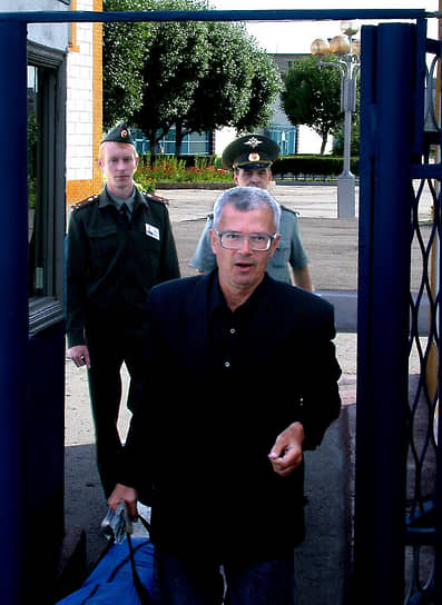 Эдуард Лимонов покинул стены колонии 30 июня 2003 года 