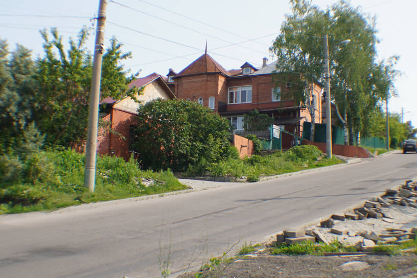 Вся улица Красная напоминает об истории города: вместо асфальта до XXI века проезжая дорога была покрыта дореволюционной брусчаткой 