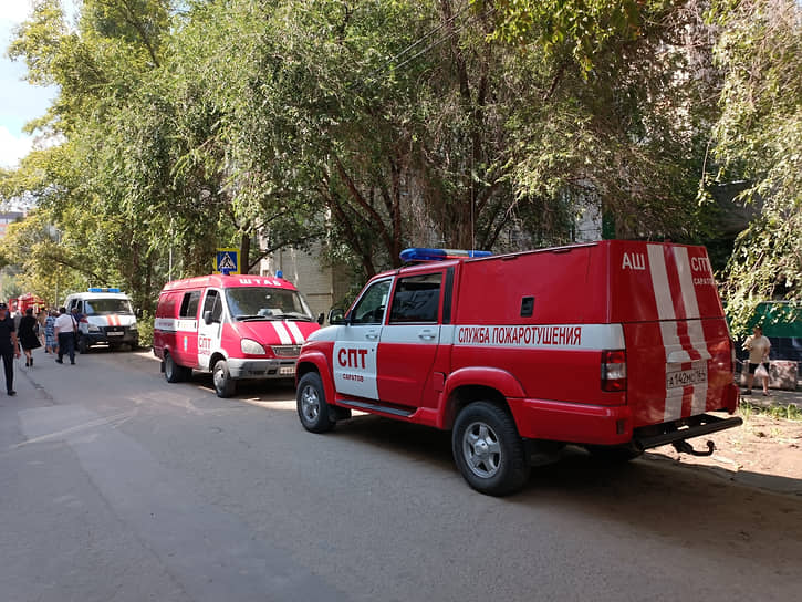 После взрыва на Блинова, 2 окрестные улицы и дворы заняты спецтехникой