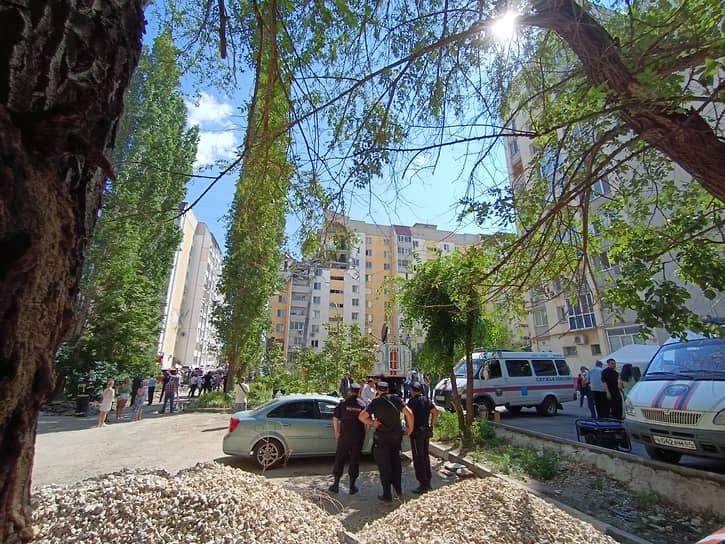 Подъезды к дому на Блинова, 2 после взрыва перекрыты — пешеходов и водителей разворачивают полицейские и гвардейцы