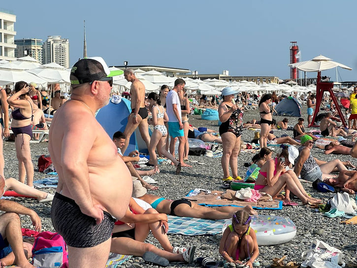 На пляжах очень много людей