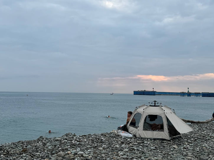 Некоторые туристы предпочитают отдыхать не на шезлонгах, а в палатках