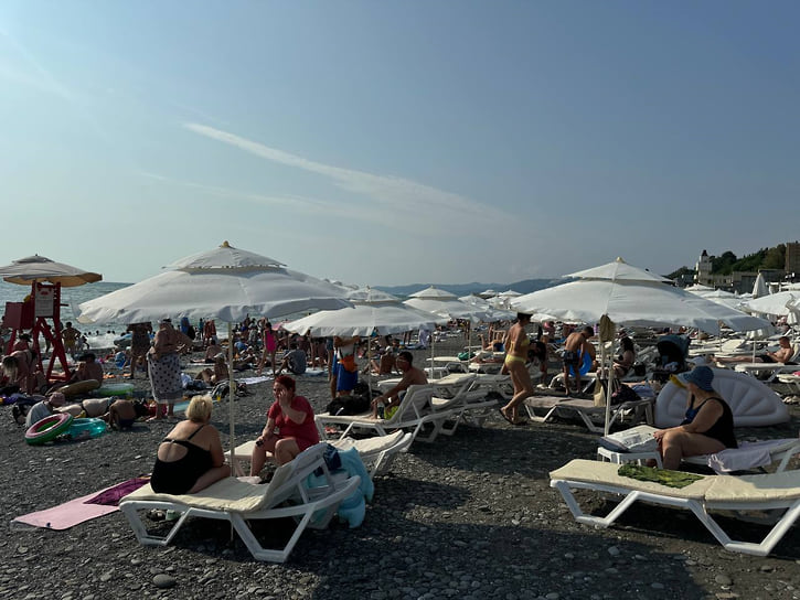 В разгар дня на пляжах Центрального района почти не остается свободных шезлонгов
