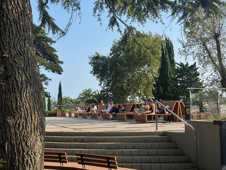 Деревянные шезлонги почти никогда не пустуют