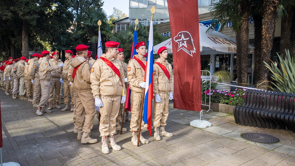 Также в центре города состоялся парад военно-патриотических и военно-спортивных молодежных объединений