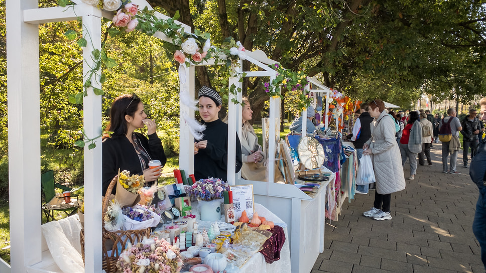 В честь Дня народного единства на улице Навагинской состоялась ярмарка мастеров декоративно-прикладного искусства