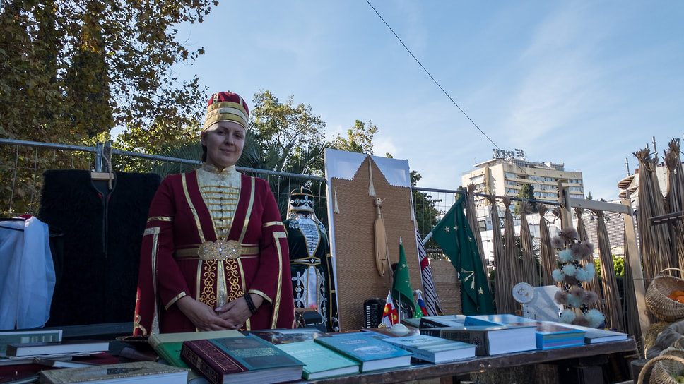 Участники фестиваля представили предметы быта, свои народные костюмы, музыкальные инструменты и блюда