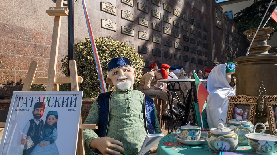 В рамках фестиваля были представлены следующие национальные общины: армянская, грузинская, белорусская, абхазская, адыгская, осетинская, татарская, ингушская, молдавская, греческая, азербайджанская, русская, Сибирское землячество, казахская, среднеазиатская