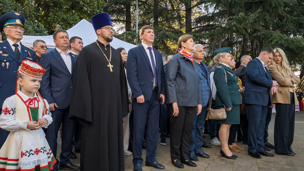 Справа налево: начальник управления протокола и международных связей администрации Сочи Светлана Недостоева, вице-мэр города Александр Митников, депутат Городского собрания Сочи второго созыва Степан Кагосян, заместители главы города Елена Канюк и Вадим Снегирев