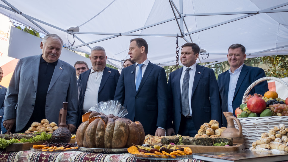 Слева направо: депутат Госдумы Константин Затулин, председатель сочинского отделения «Союза армян России» Сос Мартиросян, глава Сочи Андрей Прошунин, депутат Госдумы Сергей Кривоносов, заместитель главы Сочи Александр Митников