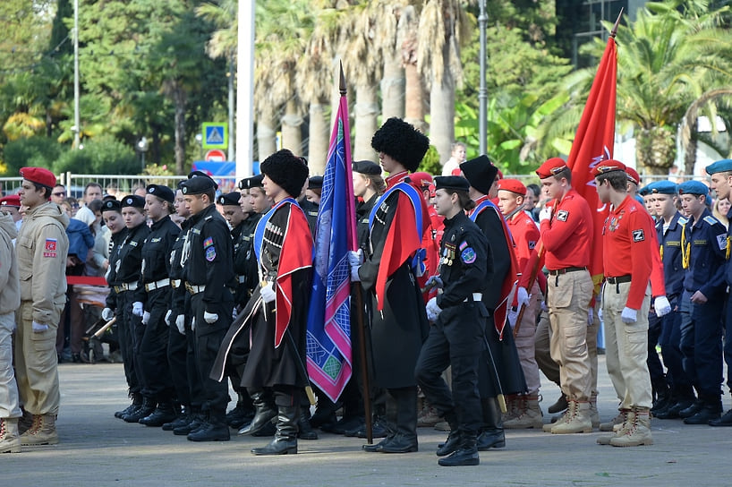 По площади Флага маршем прошли 350 юных сочинцев