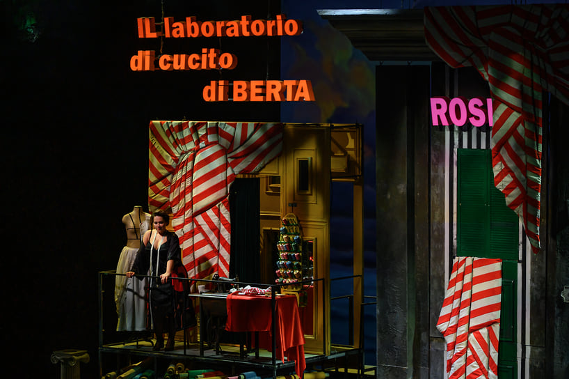 «Наш цирюльник не столько севильский, как у Бомарше, сколько сицилийский, как в музыкальном материале Россини»,— рассказала режиссер-постановщик спектакля Ирина Лычагина