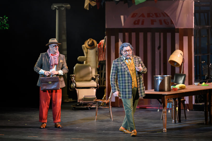 Сюжет: «Доктор Бартоло, импозантный мужчина средних лет, организовывает для своей юной воспитанницы Розины роскошный маскарад, гости которого наденут костюмы 18 века. Однако хитроумный замысел превратить празднество в собственную свадьбу с красоткой разрушают влюбленный в девушку граф Альмавива и его проныра-слуга Фигаро»