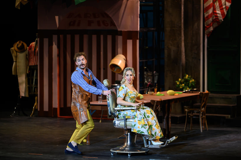 «Ослепляющий жарким солнцем юг Италии очаровывает золотыми лимонами, вальяжными кошками, разлитыми в воздухе томленьем и негой. Одновременно он скрывает кипящие в сердцах горячих южан страсти. И эти страсти мы сознательно перенесли как в пространстве, так и во времени — примерно в середину прошлого века, стилизовав под ностальгически изысканную атмосферу лент Феллини»,— Ирина Лычагина