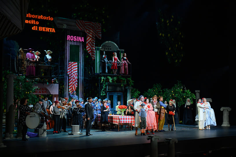 «Мы привезли пять фур с декорациями, более 300 костюмов и две оперы»,— директор Красноярского театра оперы и балета имени Дмитрия Хворостовского Светлана Гузий