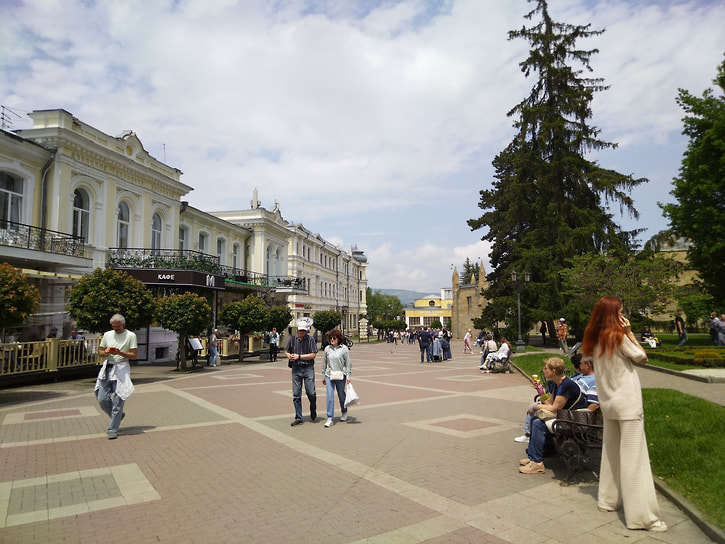 Курортный бульвар – основная пешеходная артерия Кисловодска. Многие туристы сюда идут пешком прямо с расположенного поблизости железнодорожного вокзала