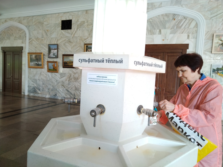 Посетителям галереи доступно несколько видов нарзана. Минеральную воду можно набрать в бутылку