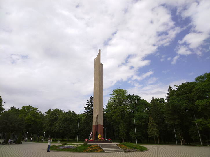 Из Курортного парка можно легко перейти в Парк Победы, к 22-метровому монументу «Огонь Вечной славы».