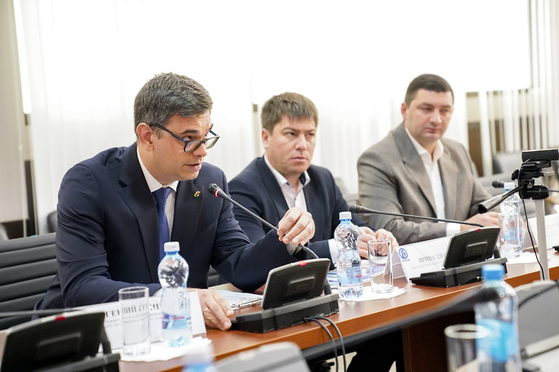 Модератор Евгений Грицун поставил перед участниками сложные вопросы: от трудностей борьбы с контрафактом до проблем местных производителей, которым все труднее попасть на полки магазинов
