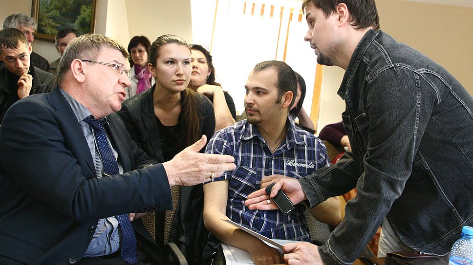 Директор МУЭТ Уфы Александр Олейник (слева) на пальцах пытался объяснить гражданским активистам плюсы скоростного трамвая