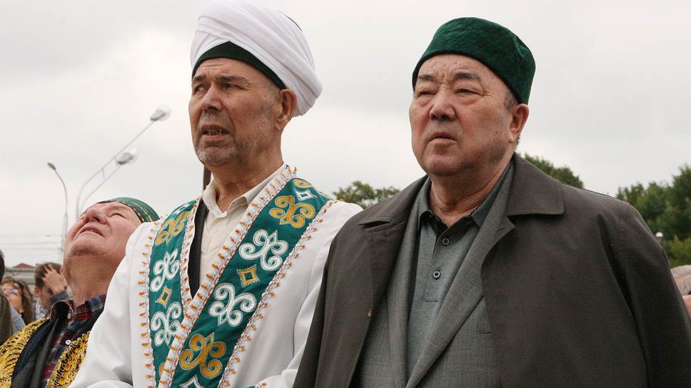 Глава ДУМ Нурмухамет Нигматуллин (слева) еще рассчитывает переубедить Муртазу Рахимова