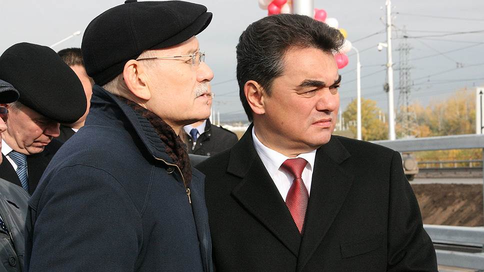 Рустэм Хамитов (слева) дал понять мэрам (справа — Ирек Ялалов), что командного решения проблемы дольщиков может и не быть