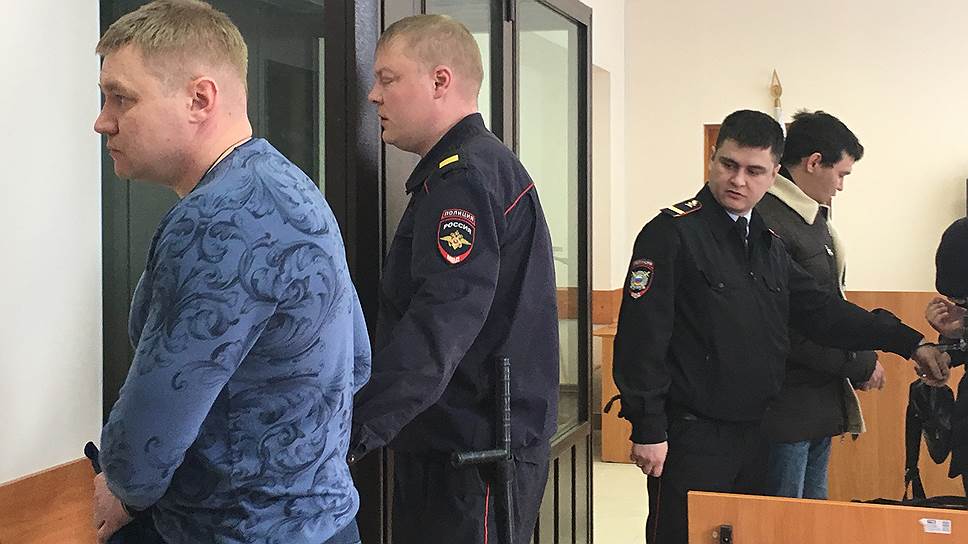 Андрей Чеботарев (крайний слева) был взят под стражу в зале суда