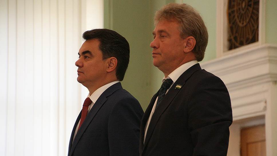 Депутаты горсовета (справа — спикер Валерий Трофимов) решили продолжить дело, начатое Иреком Ялаловым (слева)