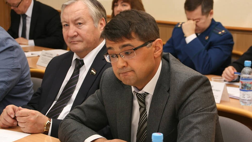Флюр Асадуллин (справа) пообещал депутатам «биться-бороться» за права предпринимателей