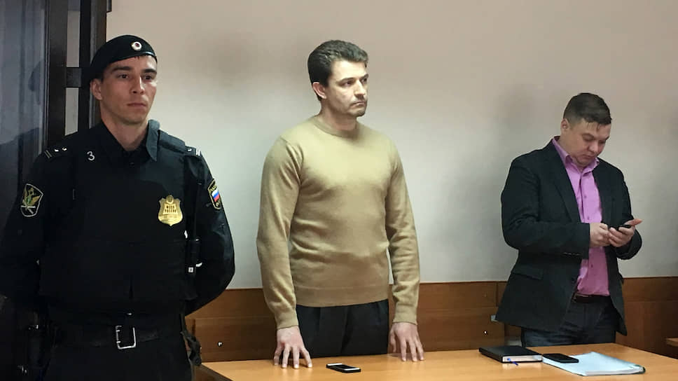 Александр Филиппов (в центре) назвал обвинения, предъявленные ему и его бывшему подчиненному Марату Гарееву, «абсурдом» и «безумством»