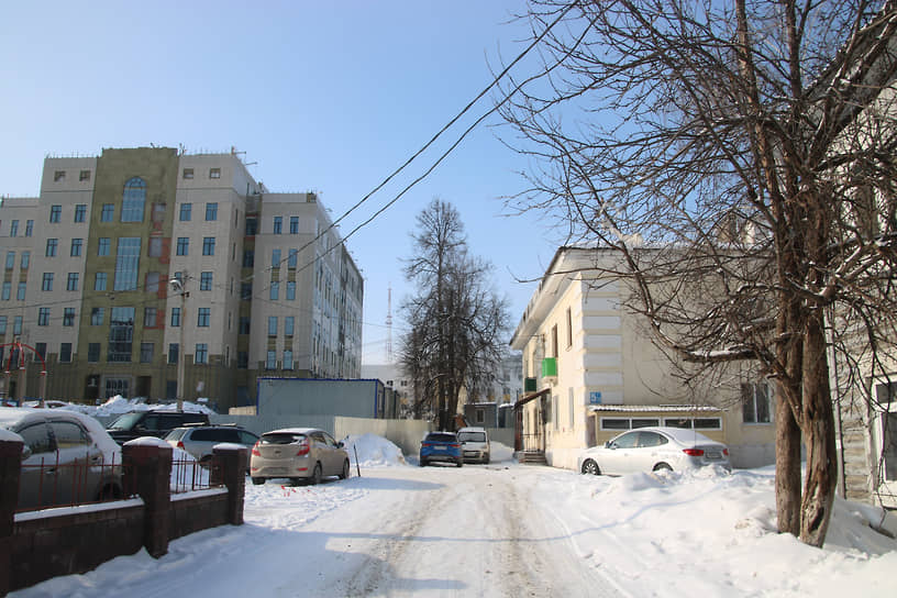 На месте жилого дома должна появиться парковка суда