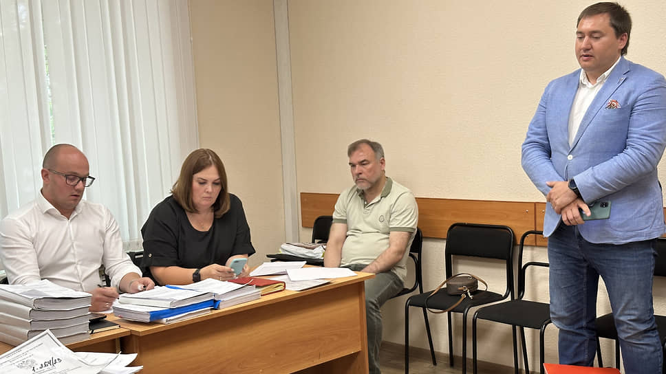 Андрей Смышляев (третий слева) выступит с последним словом 24 июля 