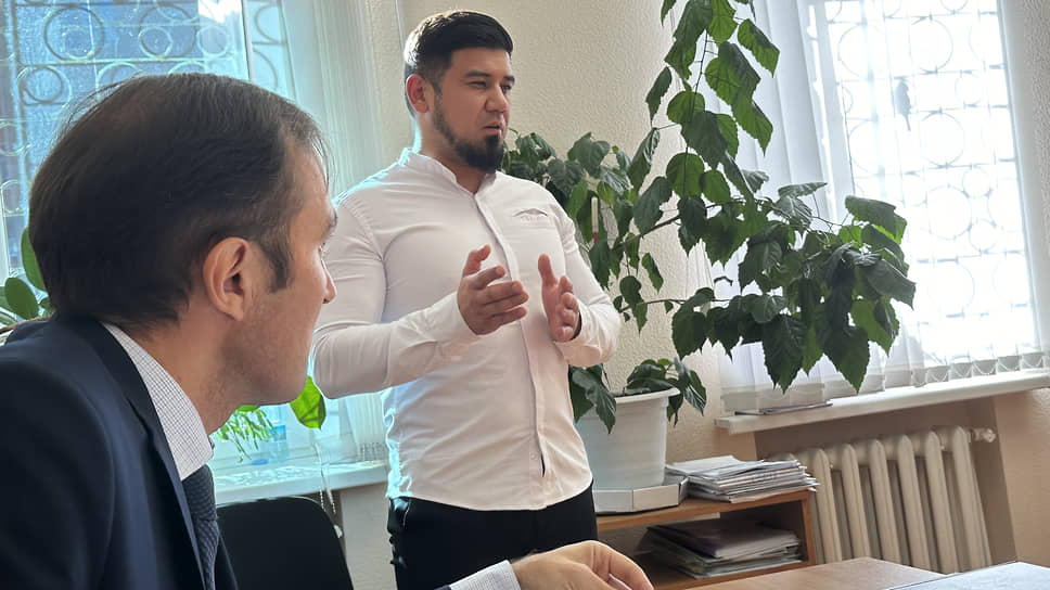 Руководитель ДУМ РБ Айнур Биргалин (справа) намерен обжаловать решение суда