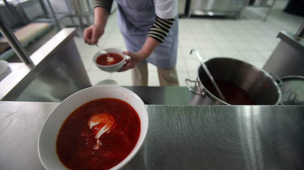 По версии Роспотребнадзора, причиной заболевания детей стала норовирусная инфекция у сотрудника пищеблока